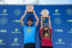 Santiago-Muniz-e-Taina-Hinckel-com-os-troféus-das-vitórias-em-Garopaba-Crédito-Daniel-Smorigo-World-Surf-League