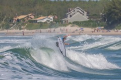 Santiago-Muniz-voando-nas-ondas-da-Praia-da-Ferrugem-Crédito-Daniel-Smorigo-World-Surf-League