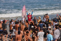 Taina-Hinckel-carregada-após-vencer-a-primeira-decisão-de-título-no-domingo-Crédito-Daniel-Smorigo-World-Surf-League