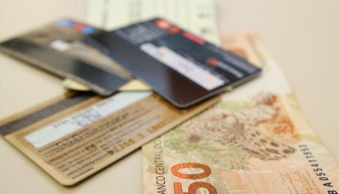 Cartões, dinheiro e cheques. Foto: Marcos Santos/USP Imagens